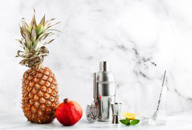 bir içki hazırlanması, mermer bir tabloda bir kokteyl. Tüm Doğu