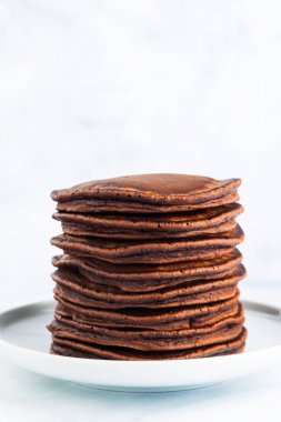 tatlı Amerikan krep taze meyveleri ve tabl sosu ile