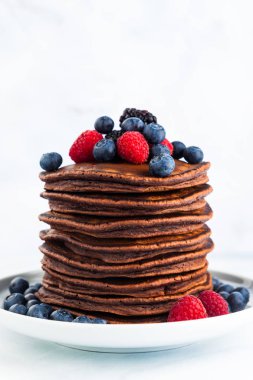 Gözleme gün taze çilek ile kahvaltıda çikolata krep bir