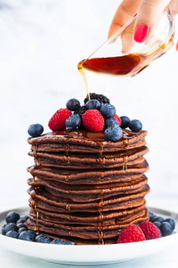 Akan akçaağaç şurubu çikolata yığını üzerinde gözleme ile taze olması