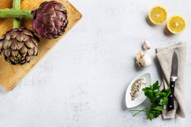 Taze büyük Romanesco enginar yeşil-mor çiçek başları hazır t