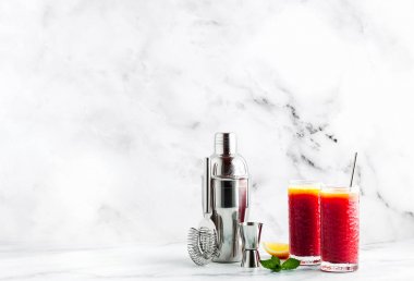 bir shaker mermer bir tabloda tekila sunrise karıştırma, kopyalama alanı