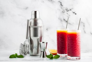 bir shaker mermer bir tabloda tekila sunrise karıştırma