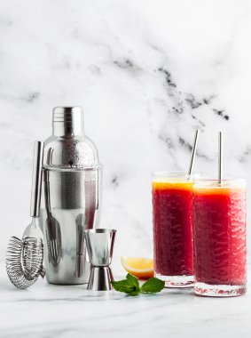 bir shaker mermer bir tabloda tekila sunrise karıştırma