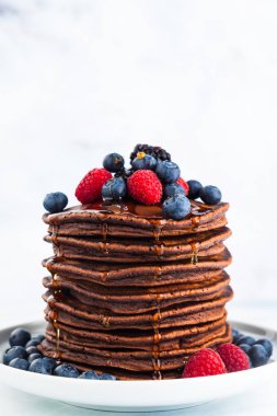 Akan akçaağaç şurubu çikolata yığını üzerinde gözleme ile taze olması