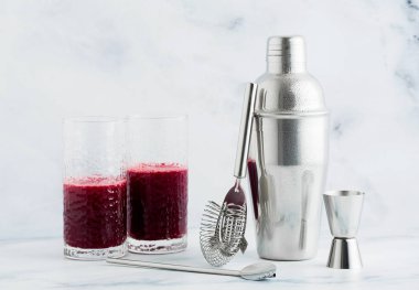 Bir shaker mermer bir sekmede kırmızı bir alkollü içki hazırlanması