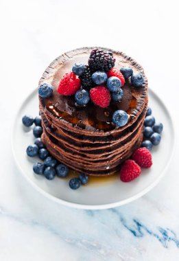 Gözleme gün taze çilek ile kahvaltıda çikolata krep bir