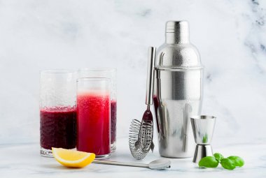 Bir shaker mermer bir sekmede kırmızı bir alkollü içki hazırlanması