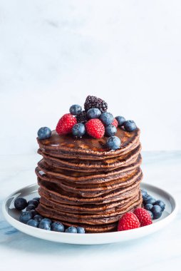 bolca taze çilek ile çikolata gluten ücretsiz gözleme. mor