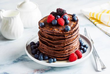Gözleme gün taze çilek ile kahvaltıda çikolata krep bir