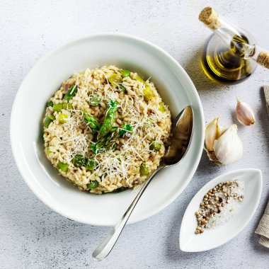 İtalyan risotto bahar taze kuşkonmaz ve parmesan peyniri ile 