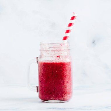 Kırmızı doğal dut güler yüzlü bir tanıtıcı bir cam kavanoza. sağlıklı