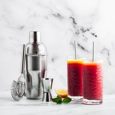 bir shaker mermer bir tabloda tekila sunrise karıştırma, kopyalama alanı