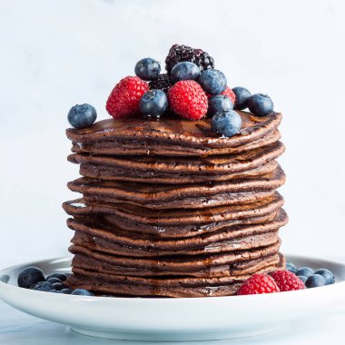 Akan akçaağaç şurubu çikolata yığını üzerinde gözleme ile taze olması
