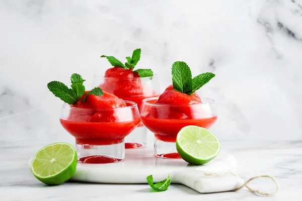 Slushie de baga com limão, bebida refrescante de verão em servir chalé — Fotografia de Stock