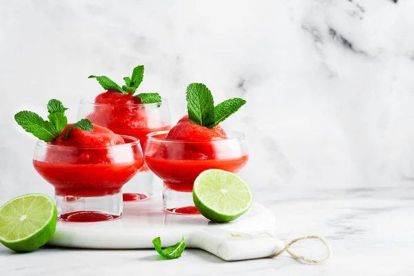 Slushie de baga com limão, bebida refrescante de verão em servir chalé — Fotografia de Stock