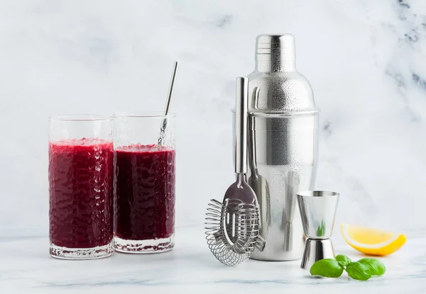 Herstellung eines roten alkoholischen Getränks in einem Shaker auf einer Marmorlasche — Stockfoto