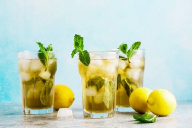 Limonata veya mojito limon ve nane, soğuk serinletici kokteyl