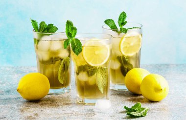 Geleneksel buzlu çay limon ve buzun içinde uzun boylu gözlük