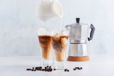 soğuk bira kahve masada. cezve içinde belgili tanımlık geçmiş