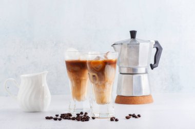 soğuk bira kahve masada. cezve içinde belgili tanımlık geçmiş