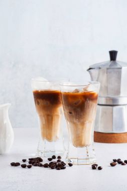 soğuk bira kahve masada. cezve içinde belgili tanımlık geçmiş