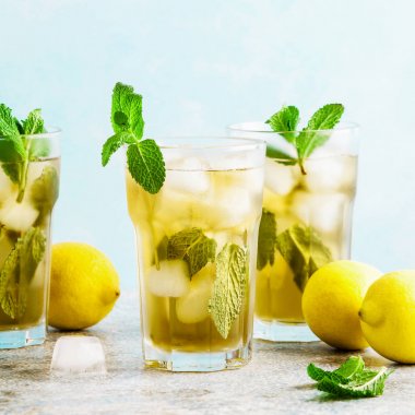 Limonata veya mojito limon ve nane, soğuk serinletici kokteyl