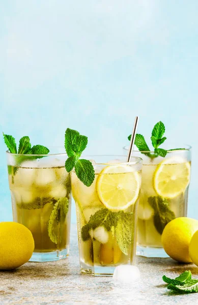 Крижаний зелений чай з лимоном і свіжою м'ятою. Простір для копіювання — стокове фото