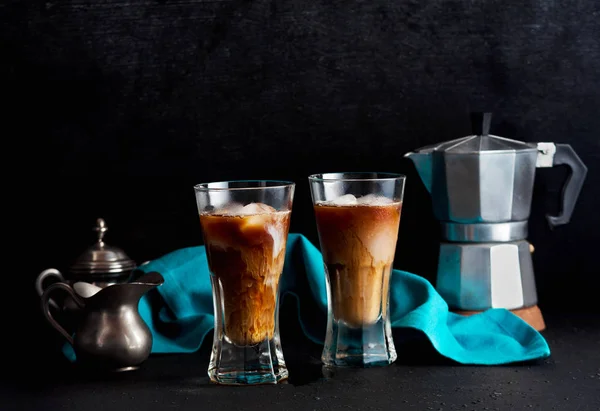 Cold brew coffee on the table. coffee pot in the background — Stock Photo, Image