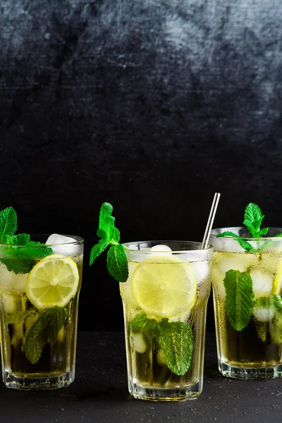 Традиційний чай з льодом з лимоном і льодом у високих келихах — стокове фото