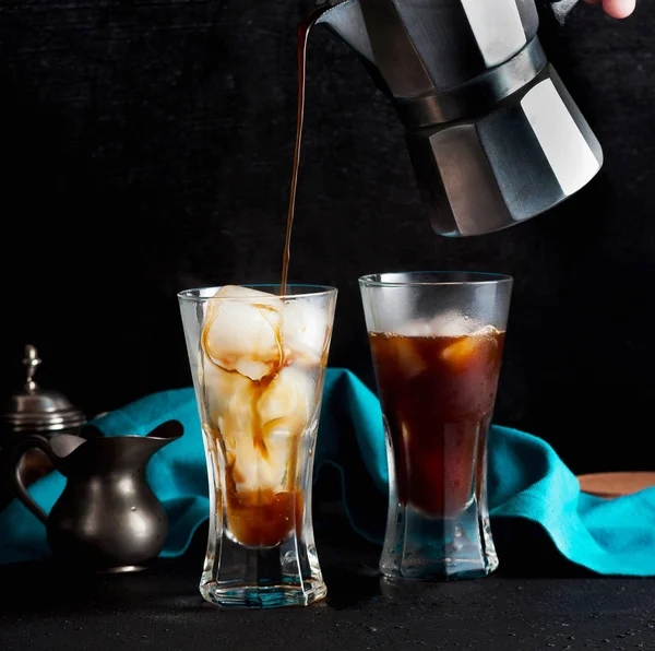 Pour melk op Iced koffie, mooie en schone samenstelling. — Stockfoto