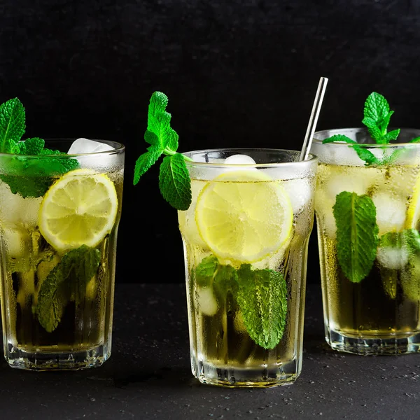 Традиційний чай з льодом з лимоном і льодом у високих келихах — стокове фото