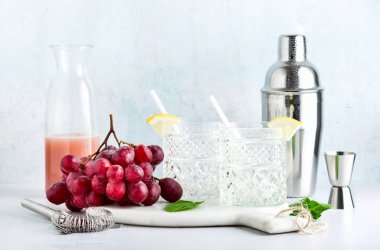 limon ve mi üzümden yapılan pembe alkolsüz moktail