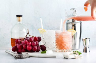 bir shaker taze olgun üzüm pembe alkollü kokteyl dökün