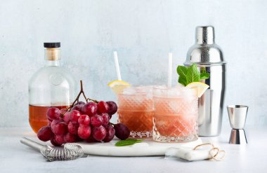 pembe alkollü kokteyl shaker IC ile taze olgun üzüm