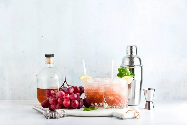 Cóctel alcohólico rosa de uvas frescas maduras en una coctelera con ic —  Fotos de Stock