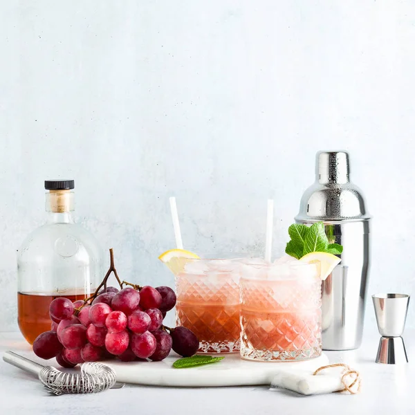 Розовый алкогольный коктейль из свежего спелого винограда в шейкере с — стоковое фото