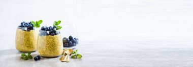 Chia tohum ve mango püresi çilek blueber pudingle bayrağı