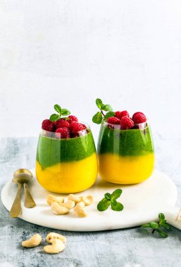 Tatlı m renkli smoothies bir bardak taze vejetaryen katmanlı