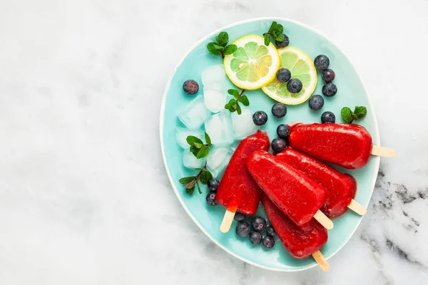 Frozen strawberry juice snack ice pop or popsicle on a white mar — Stock Photo, Image