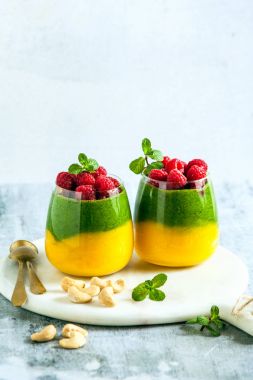 Tatlı m renkli smoothies bir bardak taze vejetaryen katmanlı