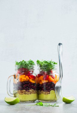 Gökkuşağı salata kavanoz masanın üzerine renkli. fasulye, taze ve