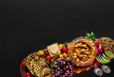 Vegan aperatif kurulu. Düz-lay çeşitli vejetaryen yemekleri humus