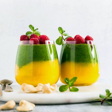 Tatlı m renkli smoothies bir bardak taze vejetaryen katmanlı