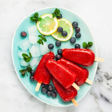 Dondurulmuş çilek suyu snack buz pop veya buzlu çubuk üzerinde beyaz bir ma