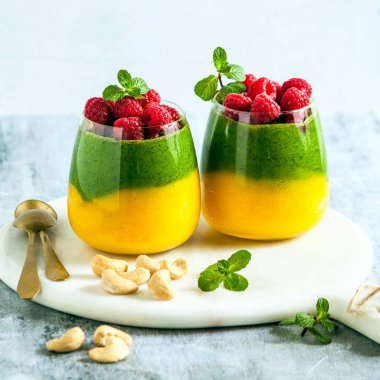 Tatlı m renkli smoothies bir bardak taze vejetaryen katmanlı