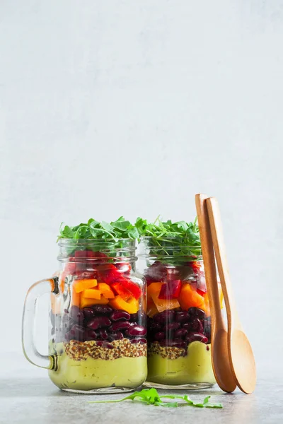 Salada de cor arco-íris em frascos na mesa. com feijão, fresco ve — Fotografia de Stock