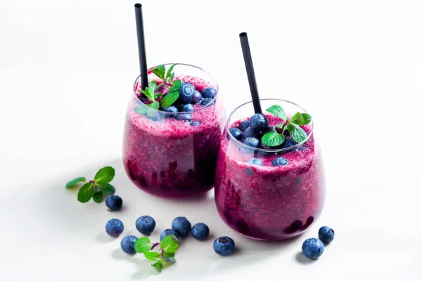 Freshly squeezed blueberry juice on the table. a healthy summer — Stock Photo, Image