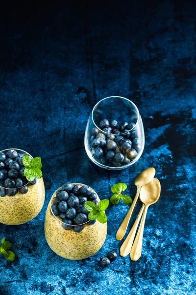 Chia seed and mango puree pudding with berries blueberry and min — Stock Photo, Image