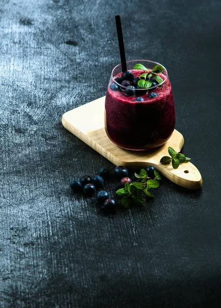 Freshly squeezed blueberry juice on the table. a healthy summer — Stock Photo, Image